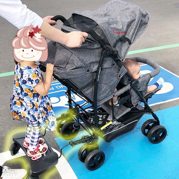 日本育児ママ連れてって静音に乗っている幼児